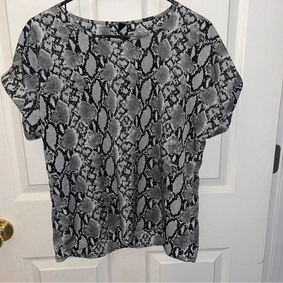 Shein womens top -alligator design black and white as color -sz lg - Picture 1 of 4